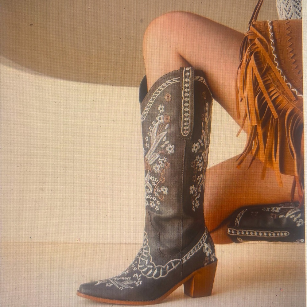 Boots 👢 - Picture 1 of 4